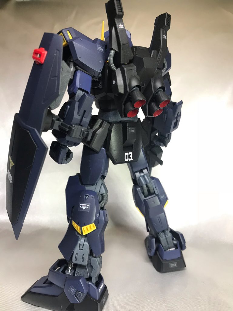 概ね自分の中では表面処理やゲート処理、塗装に関しても綺麗になるように心がけたつもりですが、付属のシールを貼る際に余白をカットする後を忘れてしまいました。。普段は水転写式のデカールのみを使っていたのでシールを使う際の注意点を失念してしまったのが原因でした。このへんは今後の課題とします。