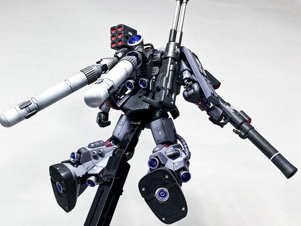 最後に決めポーズ、戦場へと飛び立つ背中をパシャリ。全体的に楽しみながら作ることができて大満足の一作となりました。そのうち陸戦用のザクも制作したいですね。最後までご覧頂きありがとうございました。