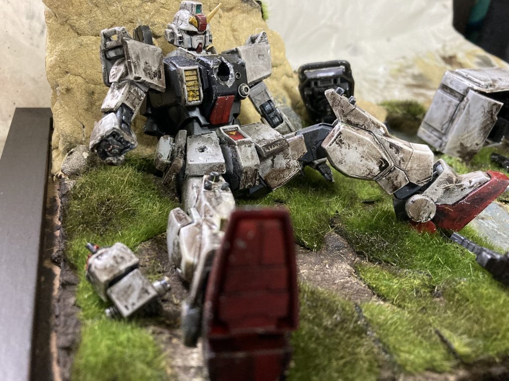 陸ガン本体です。シールドを吹き飛ばされ、ビームサーベルで応戦しようとするも、右腕を切られ…             っというのを想像しました。