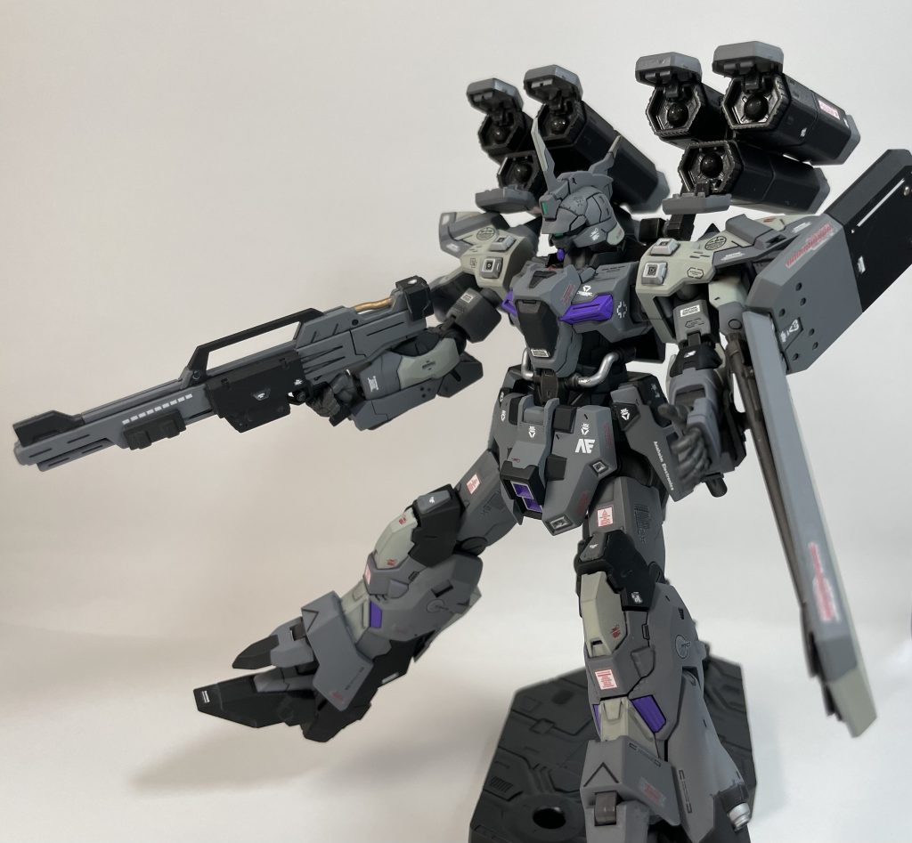 カスタム機としてオリジナルで装備したのは、サイサリスのMLRSとギラズール親衛隊のシールドです。自分が使うならファンネルよりもMLRSの方が使いこなせそうだし使い勝手が良さそうだというところと、シールドに関してはあった方が心強いと思ったので追加しました。