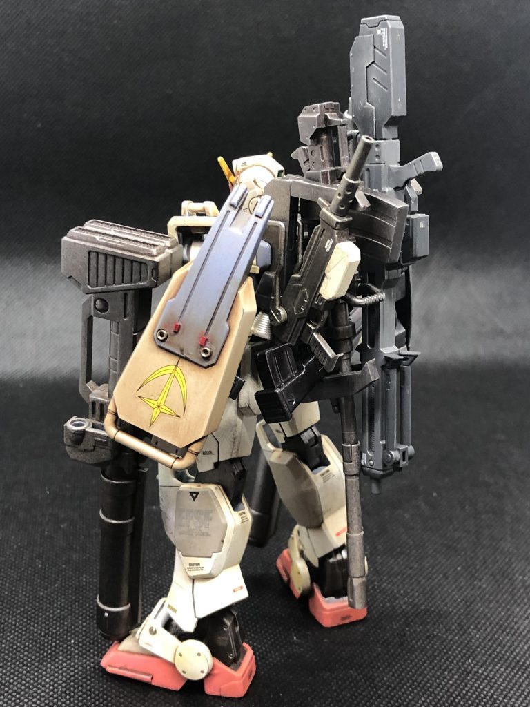 盾は逆手持ちです。