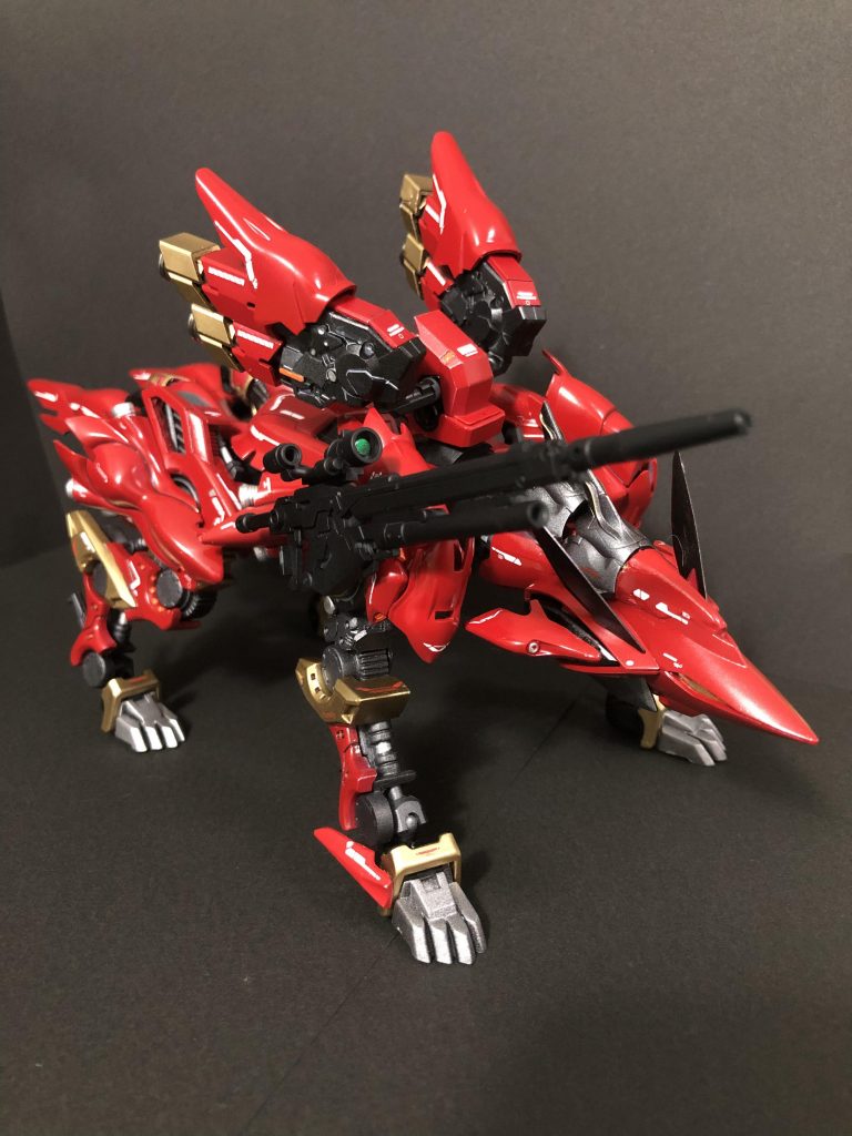 この機体、シナンジュ・ヴォルペの素体です。ヴォルペはイタリア語でキツネを意味するそうです。武装は右肩のライフルとひっかき攻撃です。みなさんのシナンジュの作品を見ているとすっごいキレイなキャンディーとかエングレービングとかあり、マネても勝てないから違うことしようと思った結果がコレです。元のシナンジュのパーツは頭部パーツ以外ほぼ全部使って組み替えで表現しました。動物のカッコしてるけど溢れるシナンジュ感と、イタリアと言えばフェラーリ!を感じていただけると嬉しいです!