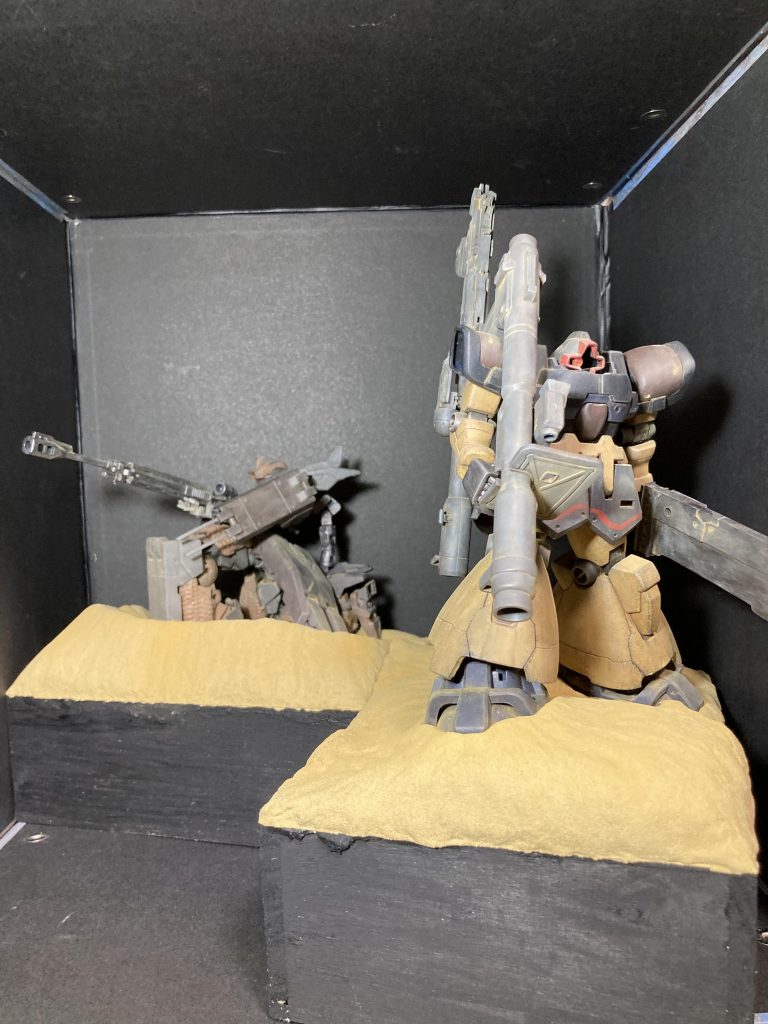 前回のゲイレールのジオラマとつなげて。当初考えていたドム作成の方向性が変わったのはゲイレールのジオラマを作ってからでした。折角なら同じ舞台に立たせてみよう！みたいなノリで。ゲイレール「こっちは狙い撃つ！向こうは任せた！」ドム「あいよ！任されて！」スリーマンセルに憧れるので、もう一体加えたいです！ドムトローペンとてもカッコいいガンプラでした！最後までご覧頂きありがとうございました😊