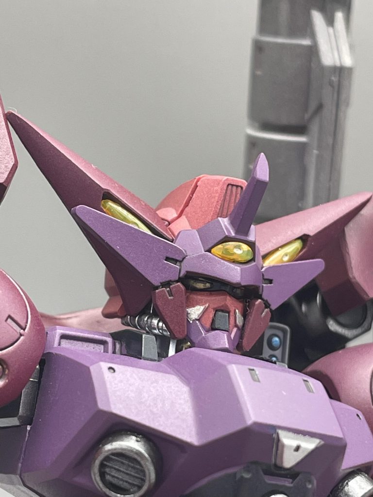 頭部マスクにあったモールドを鬼の顎と牙に見立てました。紫の一目鬼の頭に見える…ようにしているつもりです。