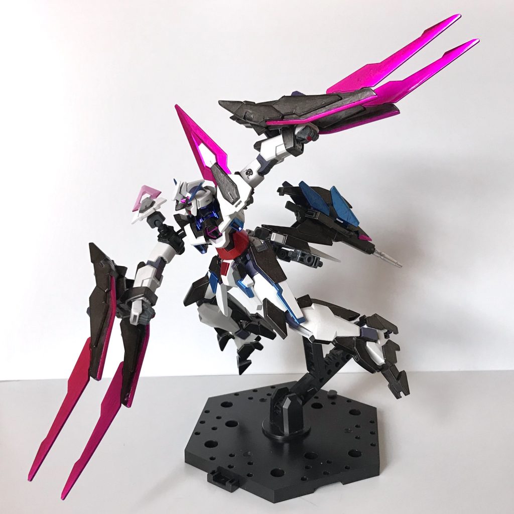 変形することで攻撃レンジを大きくすることが可能．拳から剣のような使い方ができます．もちろんマグナムを使用することもできます．