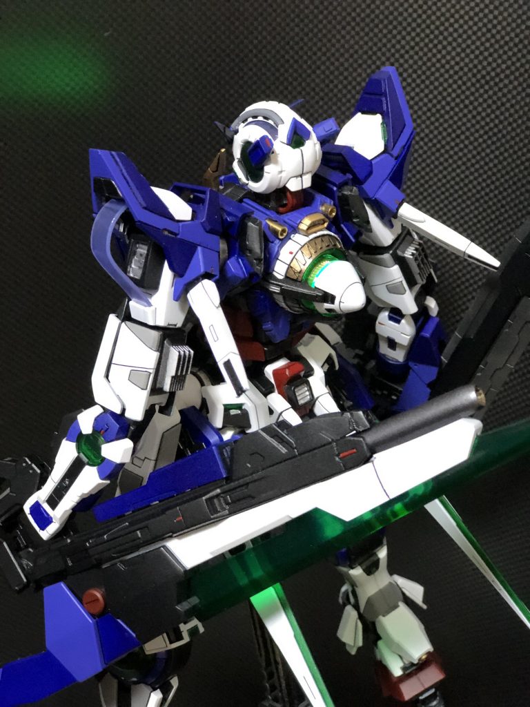 今回こだわったのはGNソードとGNドライブのディテールとカラーリングです。全体的にも言えるのですが、めちゃくちゃ塗り分け頑張りました。