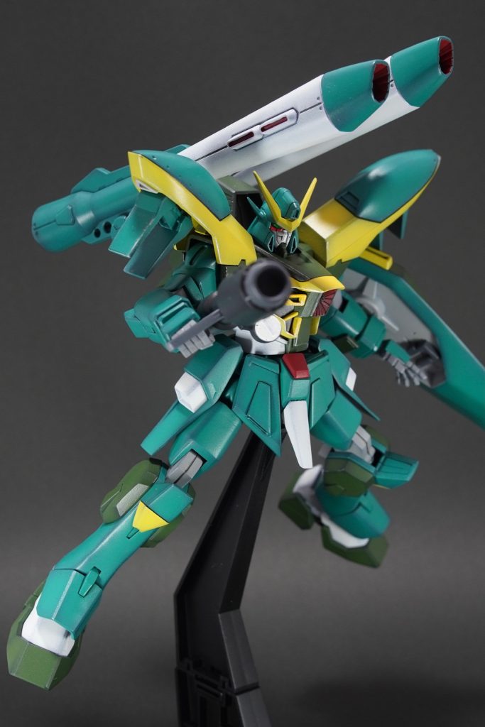 足の可動を増やすだけでだいぶカッコ良くポーズが決まります。