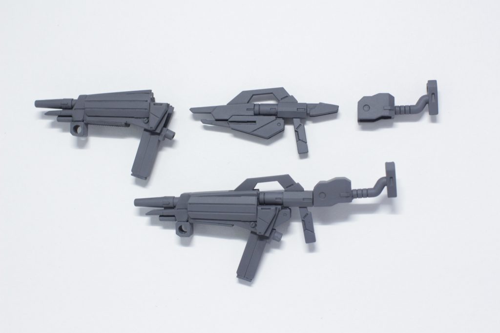 両手の［ビームカービン］は中距離戦闘において充分な威力を発揮するが、どちらかというと自衛用の側面が大きい。ゲヌビ/カマリのセンサー能力を駆使し高精度な射撃が可能、ということで。2丁製作。バレルとストックはコアスプレーガンに無改造で取り付けられます。