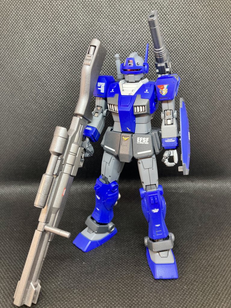 元々、オリジンガンダムの武装をそのまま取り付けておくようにしてましたが、こっちの方が似合うと思い変更しました。ライフルはジムスナイパーK9。スコープ内はHアイズ。こんなでかいライフル扱うのにノーマルのシールドは邪魔になると思い、ガンダムエースのおまけシールド。背中のキャノンはオリジンガンダムの物をそのまま取り付け。ビームサーベルもオリジンガンダムのものですが、取り付けるにあたりバックパックの3ミリ穴の周りを削って平らにしてます。
