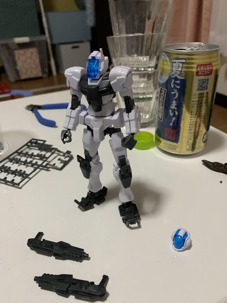 仮組み状態。今思うと、パトカーっぽく改造した方が面白いのでは? という気が…。パトレイバー的な。あと、銃が2丁付いてくるのさりげにお得感ありますよね