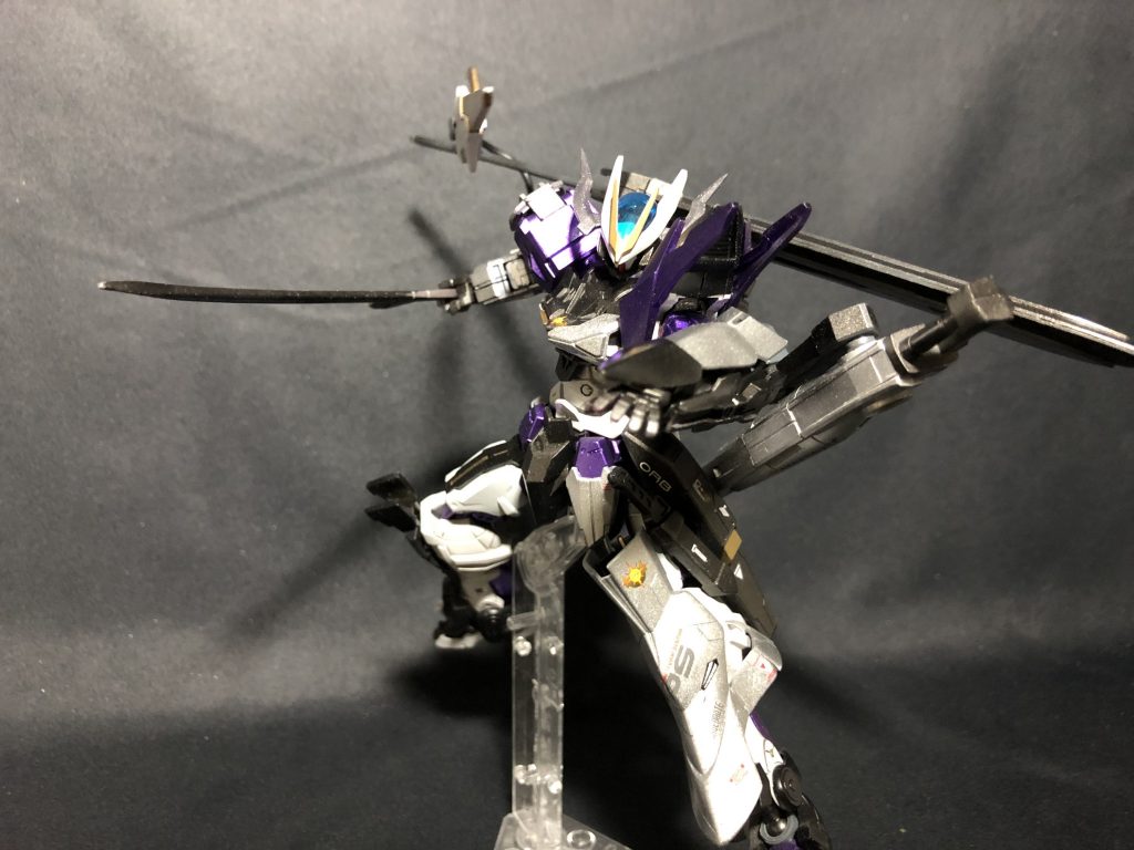 マントを脱ぎ捨てて近接特化にこの時粒子を大量に出しているの設定で左肩にエフェクトパーツを付けてます