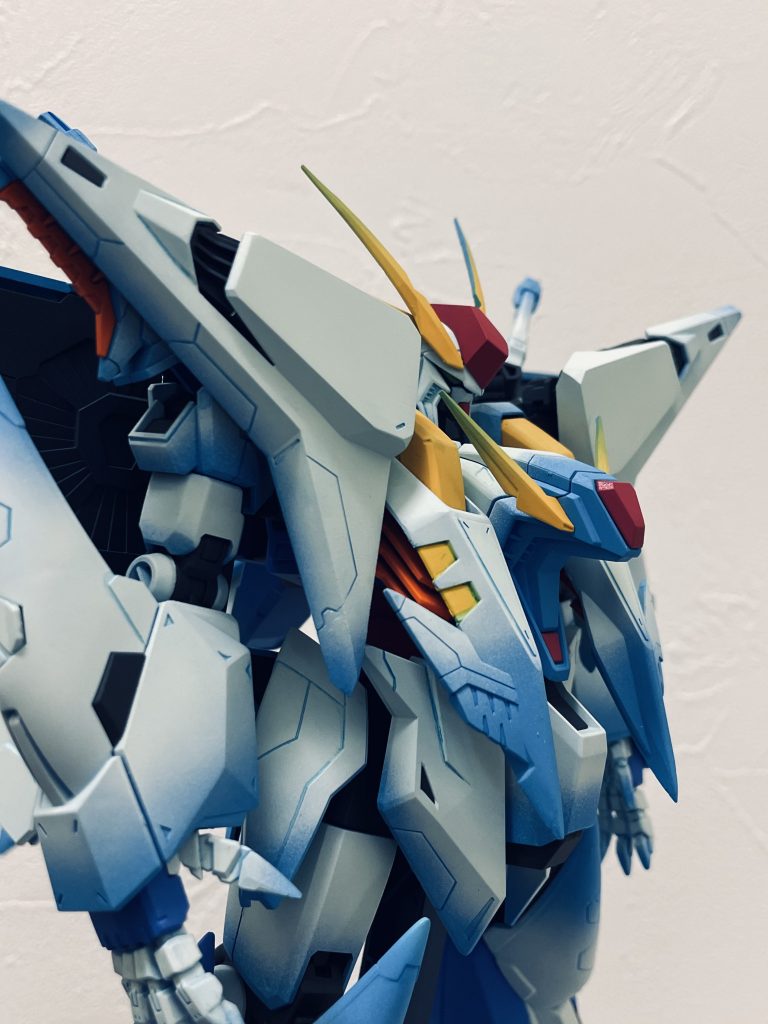 バストアップで。肩のビームバリアー発生器は埋めて尖らせました。