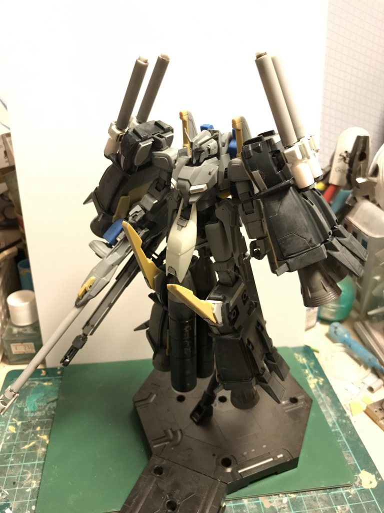 設定通りに腰部のビームガンはEx-sのにしたらデカ過ぎていろんな箇所に干渉したので、そのままZプラスのにしましたHGUCのEx-Sガンダムは全パーツを使わずに旧キットのSガンダムBstにしましたEx-Sは別の機会に作ることにしました〜