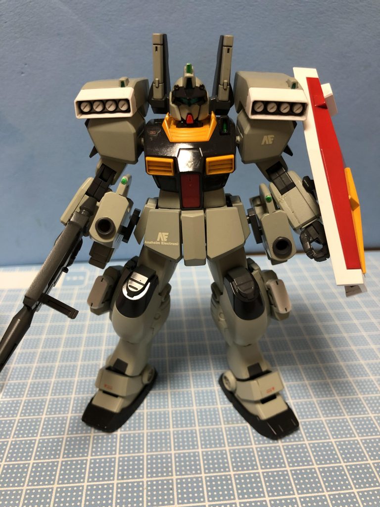 一応ビームマスターの武器も装備できるようにしてあります。私の設定では、この機体はアナハイムエレクトロニクス傘下のPMC(民間軍事会社)で、傭兵部隊の様な組織でもある、という設定です。ですのでジムⅢですが連邦軍のマークはデカールで使っていません(でもシールドはノーマルのままでした😅)。