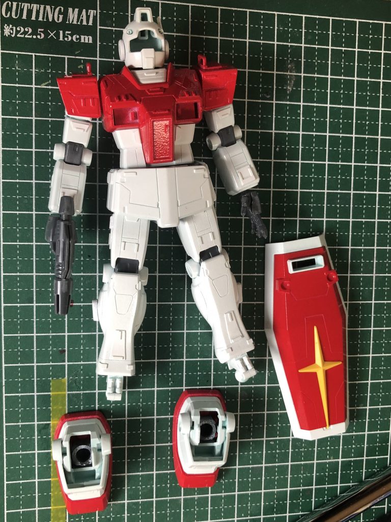 成形色の薄緑が安っぽかったので、ジム2風の白に塗装しました