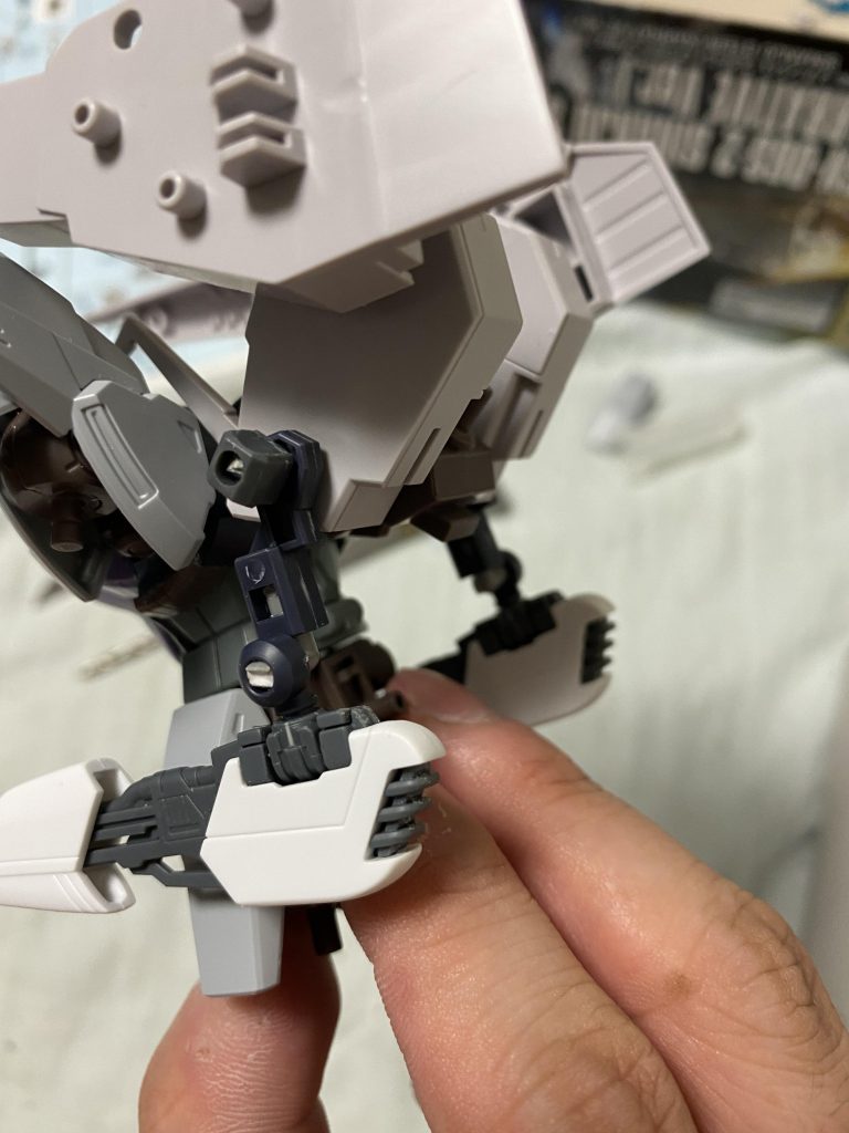 バックパック部です。シルヴァバレトの横穴をそのまま真横に貫通し、あり合わせのパーツで作ったアームに通してます。L字は良いのがなかったのでランナーから。