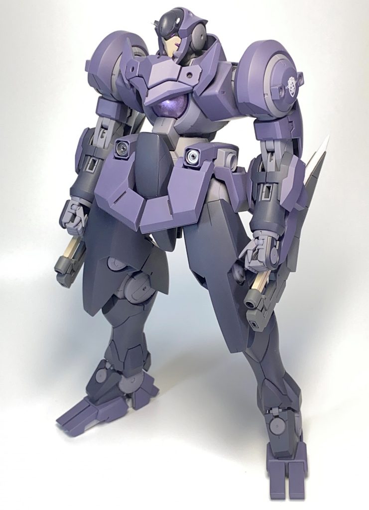 忍者らしく(?)cautionデカールなしで左肩エンブレムのみ貼り付け。(1/100セラヴィーガンダム用ガンダムデカールがジャストサイズ)プロポーションはほぼキットそのままで、頭を少し後ろに下げたのみです。胸のアンテナユニットは元絵ではシンプルすぎるので、HGジンクスⅣを参考にアレンジ。腰回りのアーマーは磁石接続になっています。ベースはMGジンクスでも支障はありませんが、Ⅲは肩周りがそのまま使えて少しだけ作るのが楽になります。スジ彫りやモールドはあまり入れない方がらしいだろうと判断し、ほとんど追加はありません(むしろキットのモールドを一部消したり)。