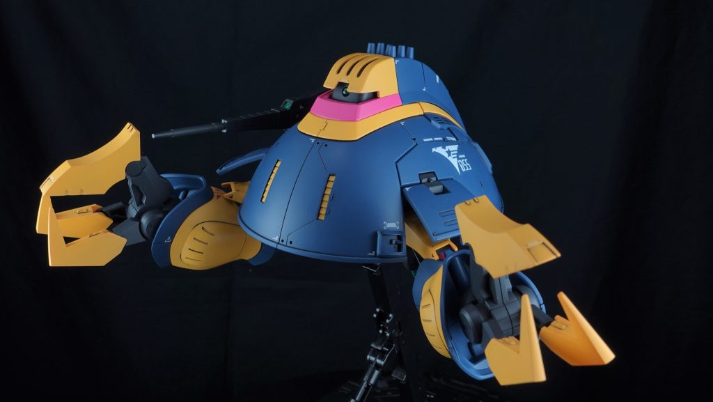 MA状態近々展示する予定があるので塗装剥げを避けるため本体を取り外し頭をそっと乗せている簡易変形状態にしています。