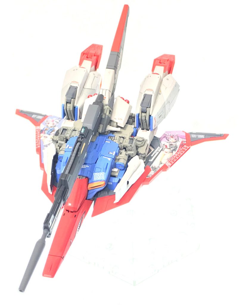 MSZ-006・Zガンダム1号機は第一次ネオ・ジオン抗争終結後、大気圏内における各種評価試験のため、一時的に北米オークリー基地テスト部隊に貸与された。その際、試験実施費用の一部をアナハイムグループ企業の一つであるAEキャラクタービジネス社が資金提供し、見返りとして機体には同社商品のキャラクターが広告宣伝用に期間限定で描かれた。なおそこに使われる元絵として旧世紀の歴史的絵師Mika AKITAKA氏の作品から2点が厳選され、綿密にレイアウトされている。