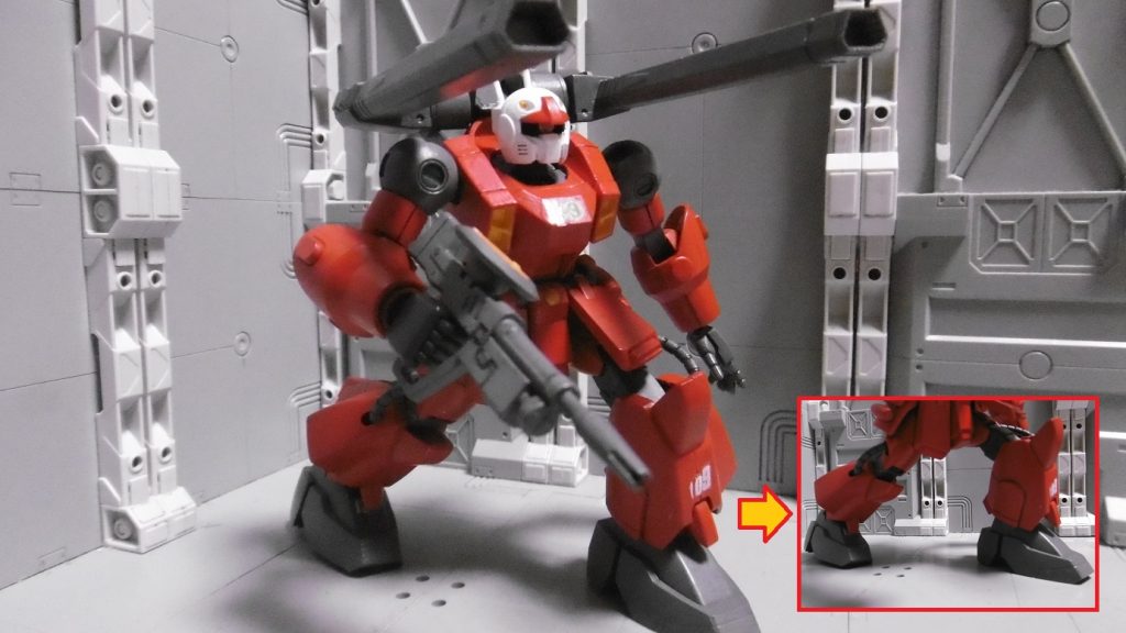 ニセがんだむ より強くしたくなかったので、足回りを貧弱にしました(外装撤去)。最小化したアンクルガードはただのポリキャップ隠しになったものの、防御力の代わりに接地安定性を得たと同時に、機動力も向上してしまいました。足の横側は本来丸い形状をしていますが、手持ちに丁度いい物が無くてそのまま。それも機動力向上に拍車をかけたようです。