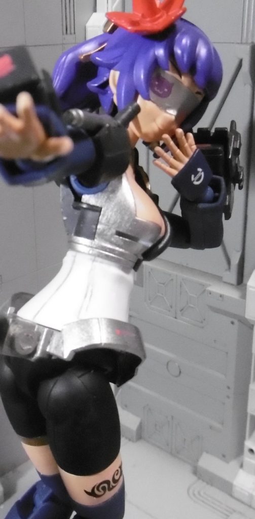 やや上から ※あくまでメカ237ですバイザー下の瞳までは笑っていないような気がします。