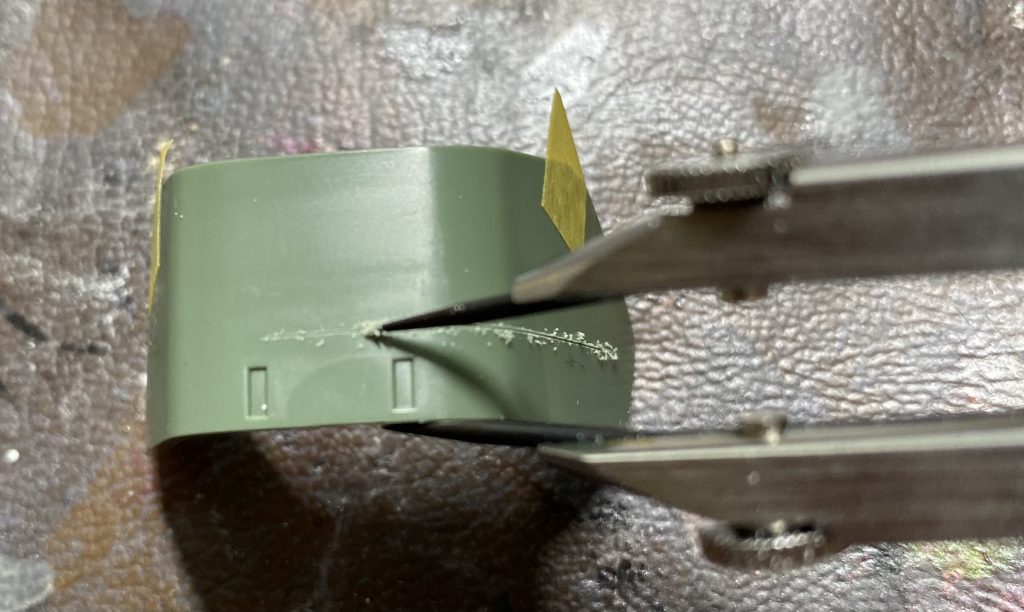 筋彫りは、ディバイダーを使うと、パーツのエッジと並行にベースラインが、簡単に引けます。