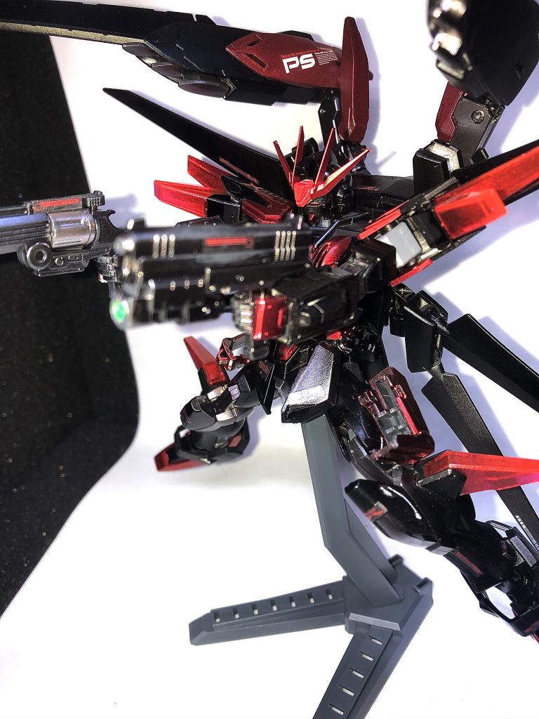 背部のウイングブースターを開き、上部スラスター兼ウェポンバインダーを前方に向ける事でフルバーストが可能