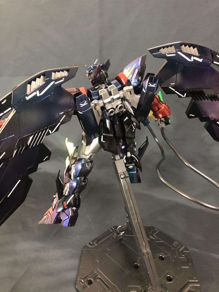 エピオンのリア側分かりづらいですが、頭の内部フレームはゴールド塗装しています。今回はウレタン偏光色塗装及びウレタン光沢仕上げを新しいこととしてチャレンジしましたが、ウレタン塗装はとても独特な臭いがしました。また、ウレタン塗装とラッカー系の塗料の相性も勉強できて、今後の制作の幅が少し広がったと思います。ここまでご覧いただき本当にありがとうございました。