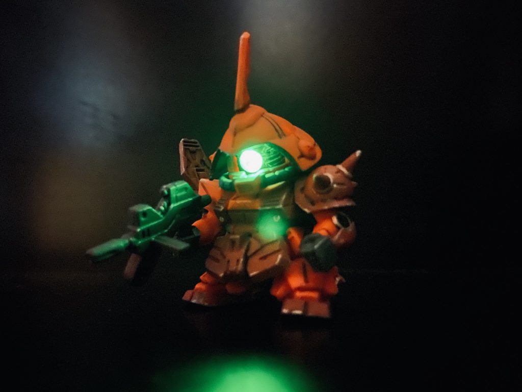 部屋の照明もおとして、最大発光!光の強さは変更できませんが写真は撮り方で大分変わりますね!当方はスマホ撮影モデラーですが、一時期写真もハマってたので、また色々やってみたいなぁ。と言うわけで、くぽーんマラサイでした!初のゴム系作品でしたが塗装も加工も勝手が違うなぁ( ̄∀ ̄)ご評価コメント頂けると幸いです✨