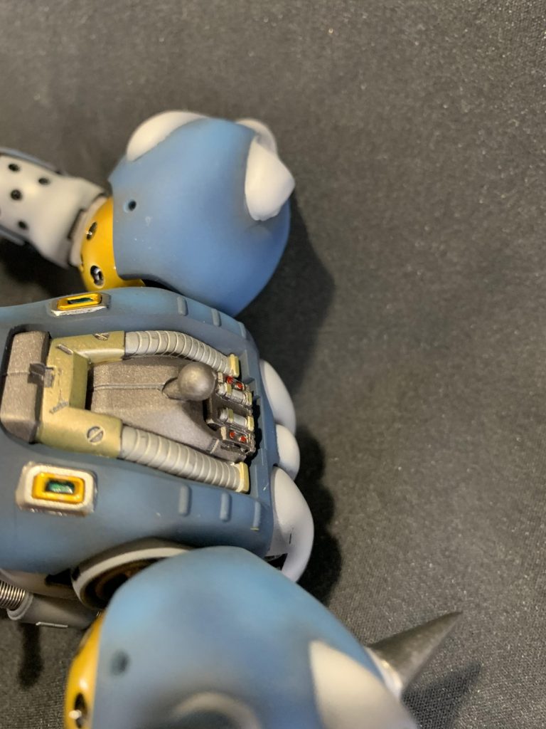 素組みした時なんだか頭がポンっと乗っている感じがしたので首の付け根を前に出しました。本来はメカ部みたいなところの位置に首の付け根ついてました。機械部はMGザクⅡver.1.0の頭部の内部フレーム使用しました。