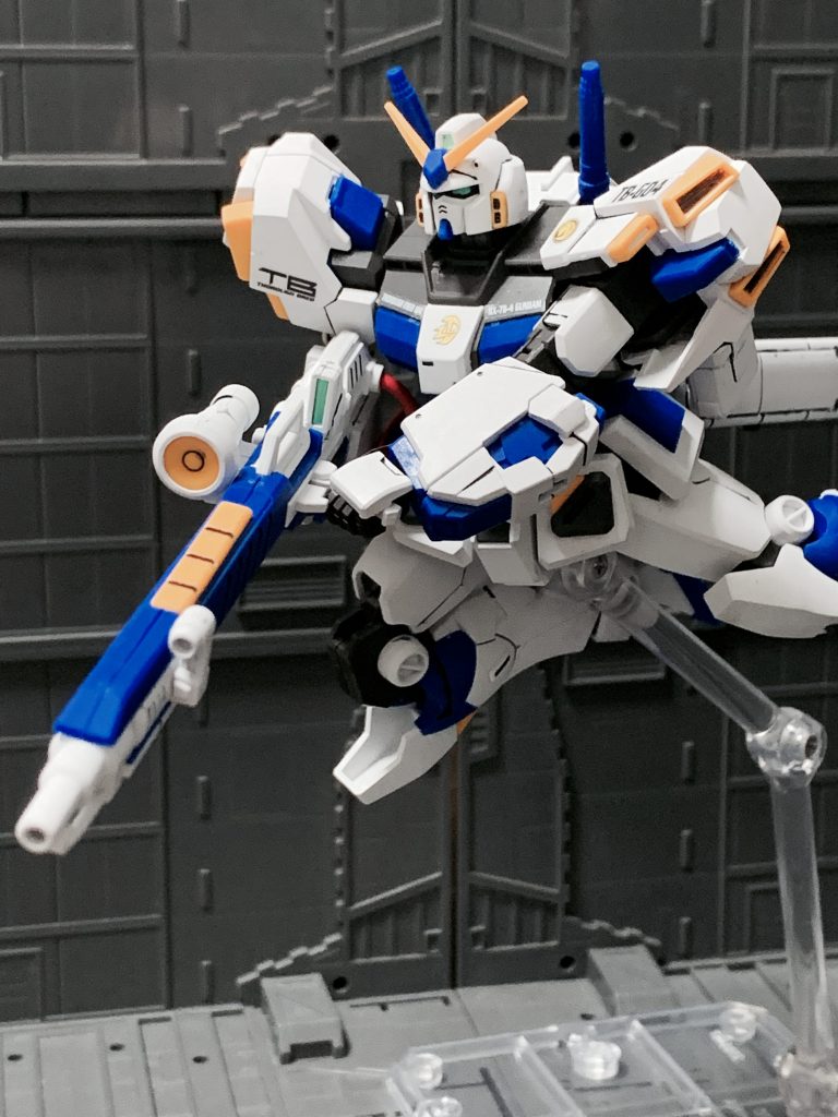 メガビームランチャー。構えて宇宙空間を進む…。(背景が基地ですいません)