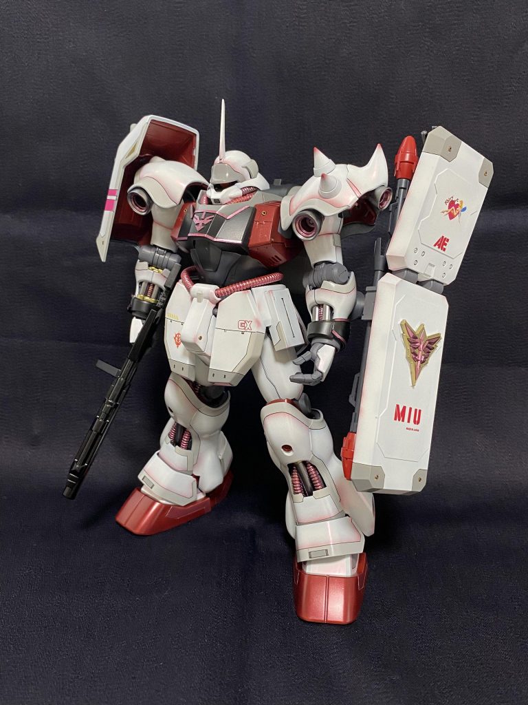 パネルラインに、ほんのりとピンク（クリアレッド）で縁取り。