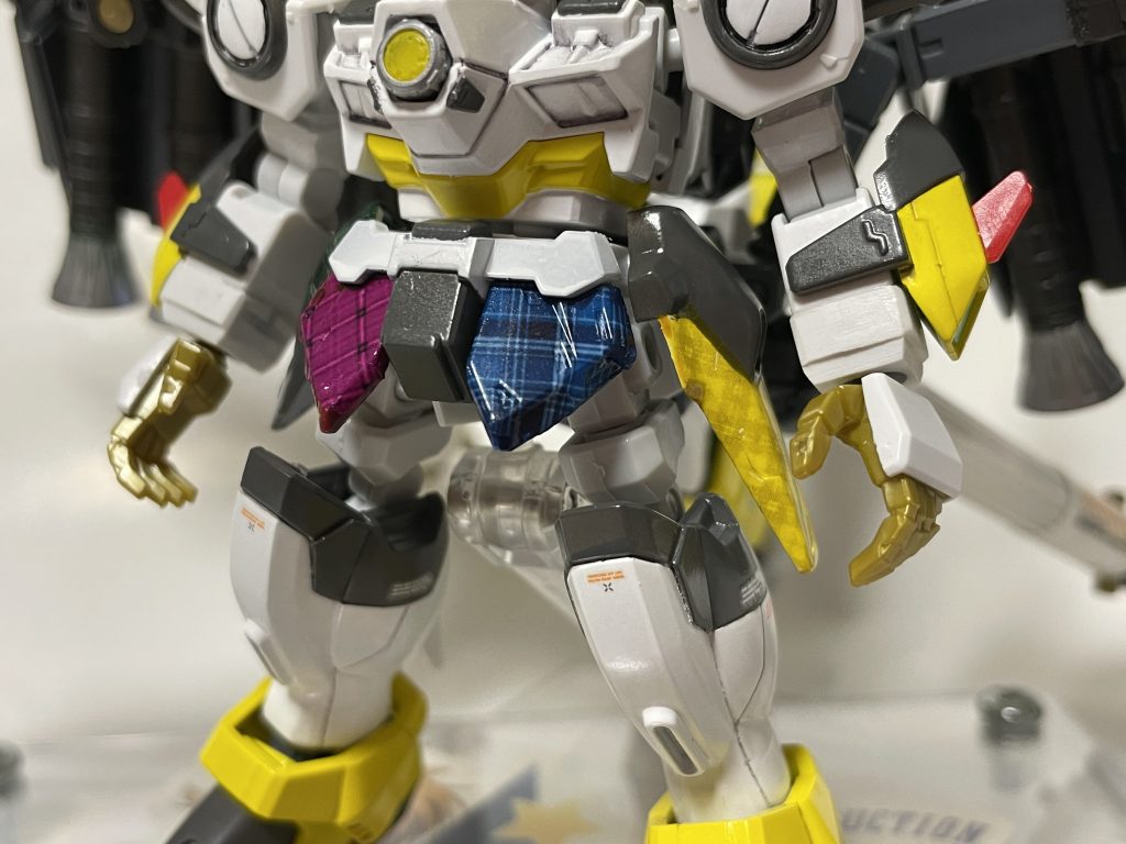 スカート部分も衣装準拠で長さを左右非対称とし、チェック柄も自作デカールで再現しました。