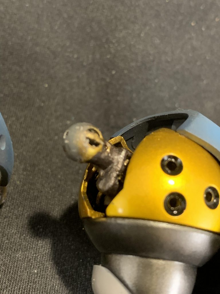 腕の付け根を1ミリほど延長しています。黒丸の所に穴開けてます。