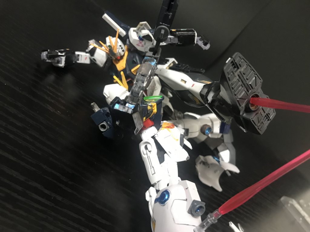 νsガンダム「はい遅い」カテリアル「隠しサーベルだと…おぉ…」カテリアル「甘い！」カテリアルまたしても腰を掴み逆転を図る