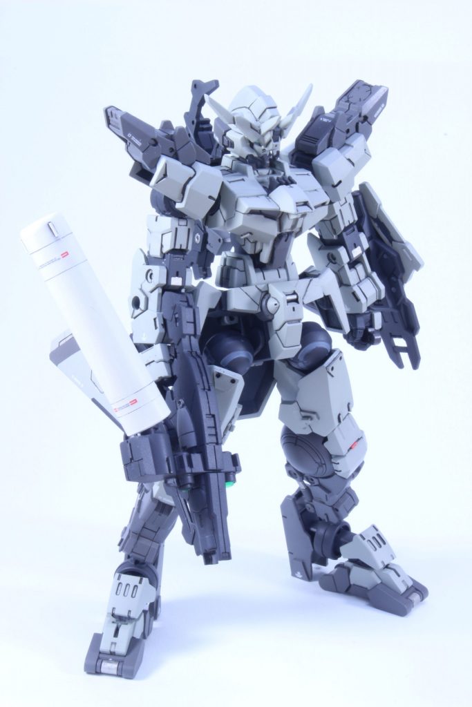 写真も適当に同じ格好でしか撮ってないです…30MMをベースに、私のレギュラージャンクパーツアスタロトをメインにその他諸々付け加えてガンダムにしました。