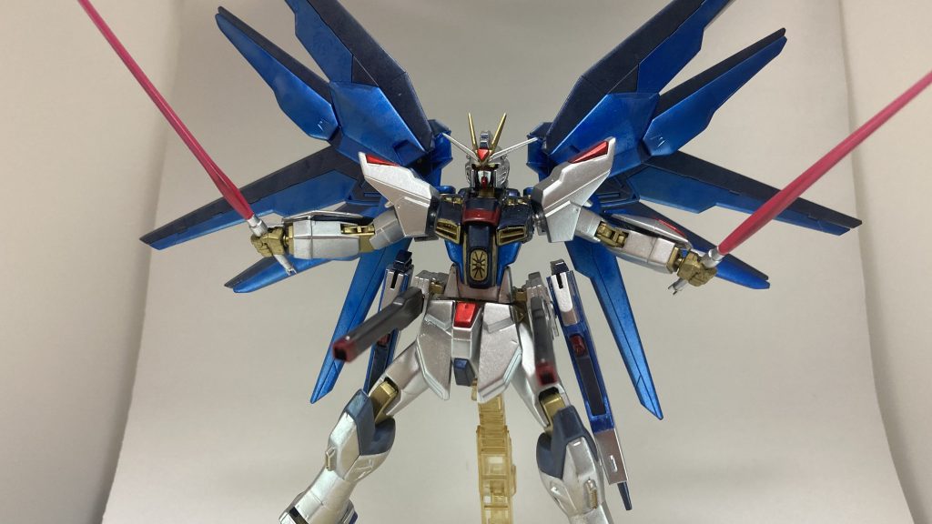 ちなみに、ライフルはレールガンにマウントするようになっているため、ビームサーベル使用時でもレールガンでの応戦が可能になっています‼️