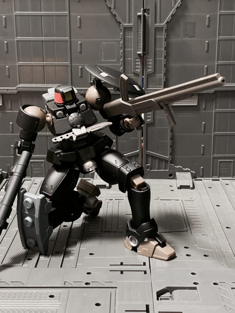 ロングライフル。鉄血のオプションセットから流用しました。両手持ちもできます。右膝に追加したジャイアントガトリングのパーツのおかげで膝立ちが楽になりました。3mm穴を開けて取り付けただけの簡単改造です。