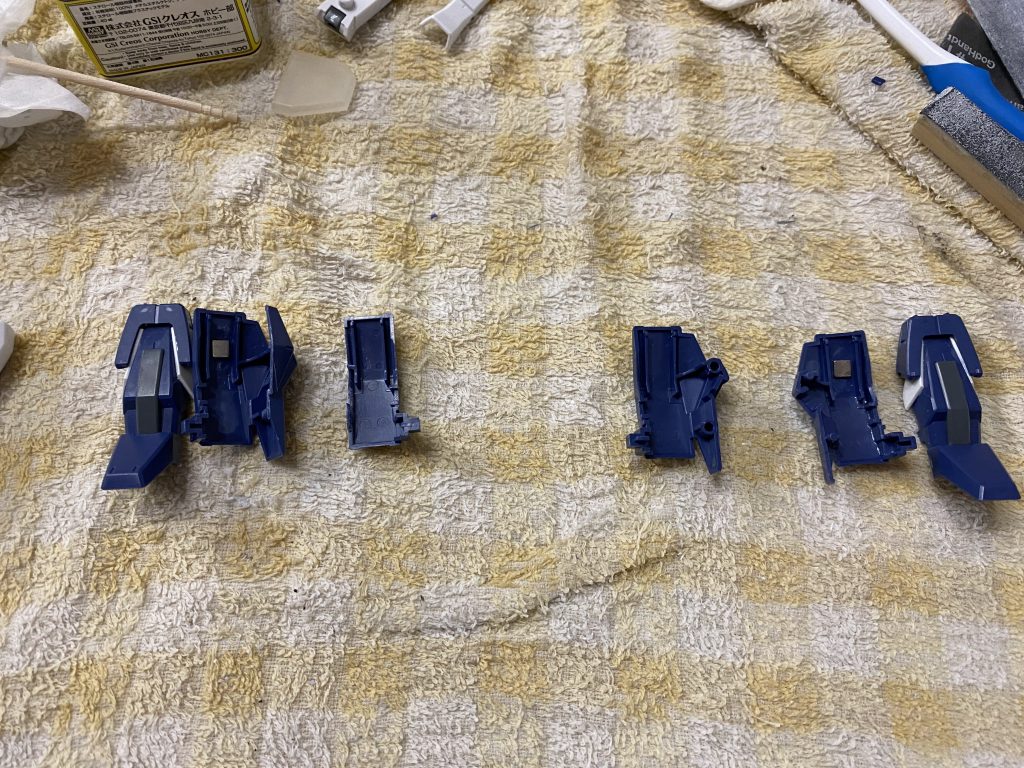 グランサの脚部パーツは画像左のように分割変更し、合わせ目が消せるようにしました