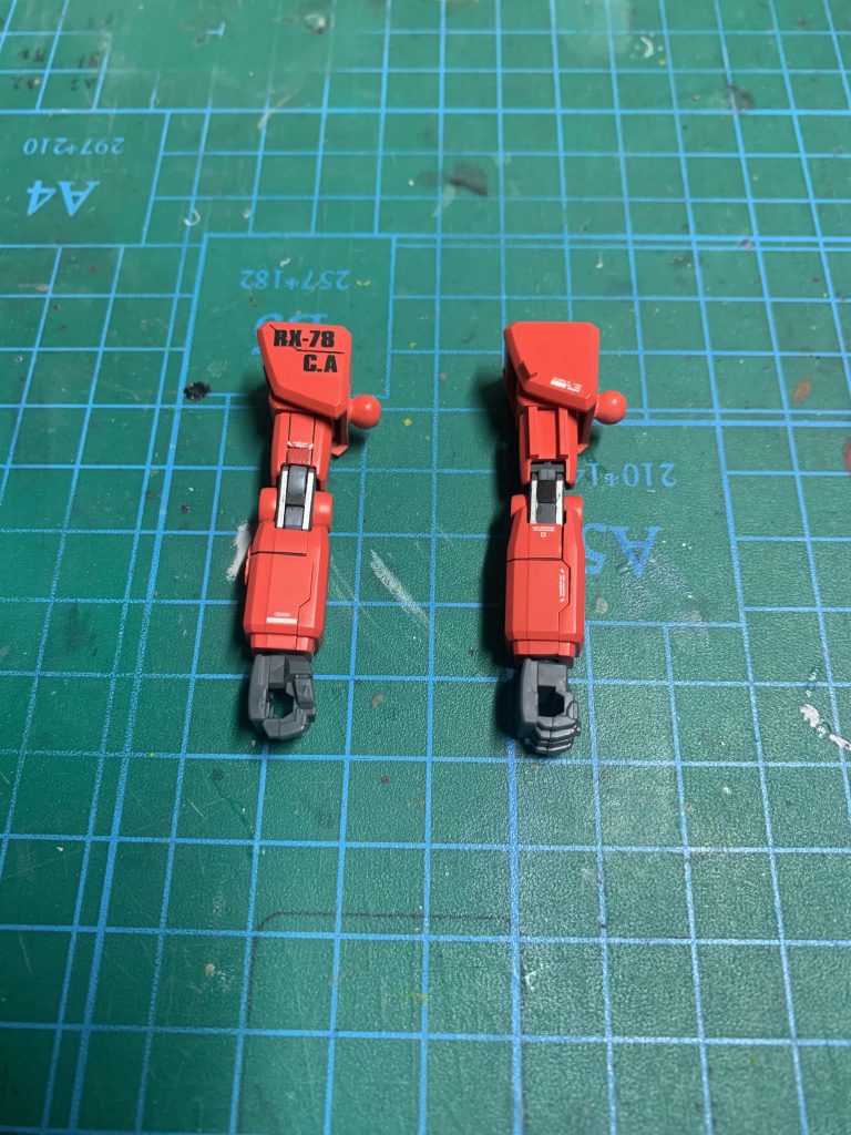 両腕は肩と二の腕の前側に筋彫りを追加し後ろ側はプラ角材を貼り付け 関節はエナメル塗料で塗り分け