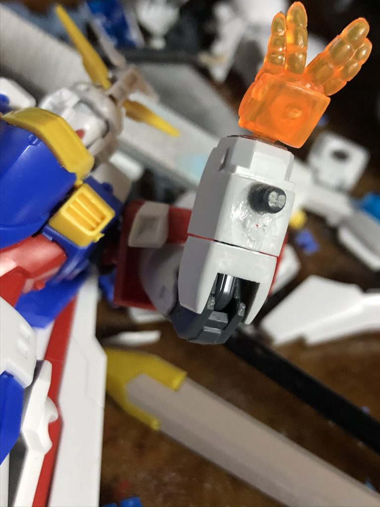 多分1番考えたところです。デスティニーの腕移植は簡単だったんですが、前腕カバーを付けるのが本当に大変で…素のHGキットから移植しようとしたんですが、どうしても難しいなって時に旧キットのゴッドガンダムの前腕カバーを移植させました。