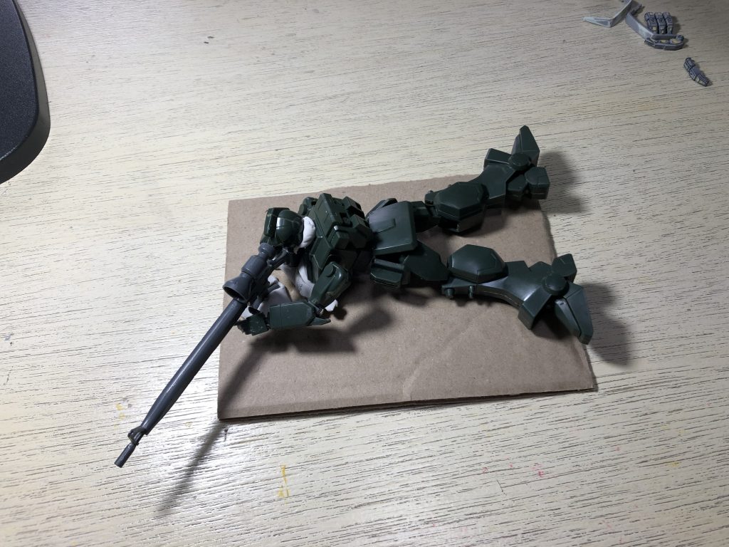 粘土を用いてポーズを固めていきました。