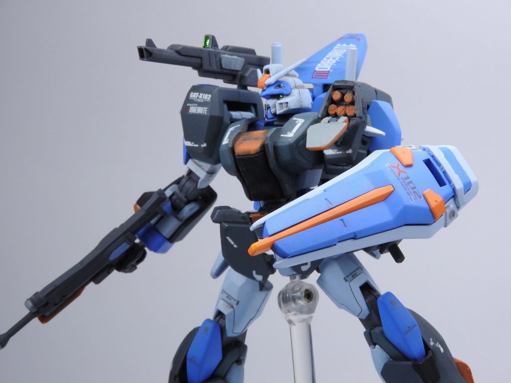 アサルトシュラウド肩部のミサイルランチャーは開閉ギミックを追加して内部にミサイルのディテールを入れてみました。