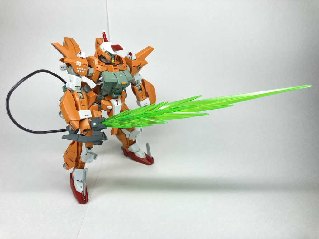 モード1 有線コードタイプガンダムエピオンやGNフラッグの様に、専用の右側腰部スラスターのコネクタから伸びるコードからエネルギー供給してビーム刃を発生。理論上機体のエネルギーが尽きるまで使用可能だが、有線による取り回しの悪さやコード破損による出力不可などの問題点がありそうなので、あくまで他の方法が使えない時の最後のパターンという事で考えました。