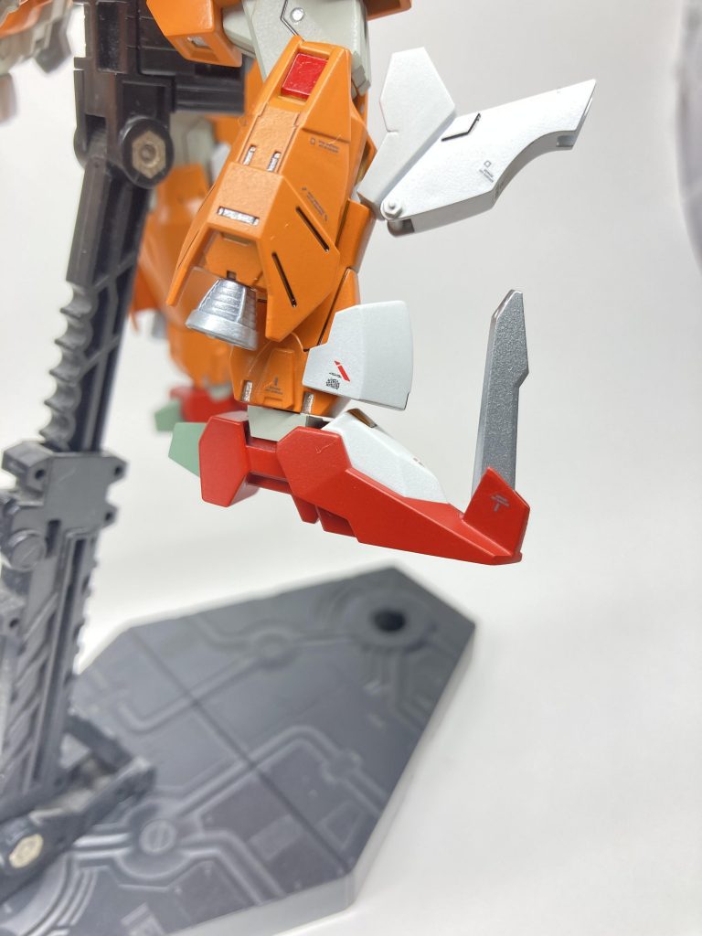 高周波ブレード(脚部)両つま先に装備した斬りつける用のブレードで、基本は前腕と同じです。使用時は前方に倒れて脚の蹴りと合わせて一気に斬ります。又、踵にも突起をつけているので、斬りつけ後の脚の位置から踵落としで敵装甲を破壊したり、馬蹴りと合わせて使ったりと脚だけでも近接戦が可能にしました。