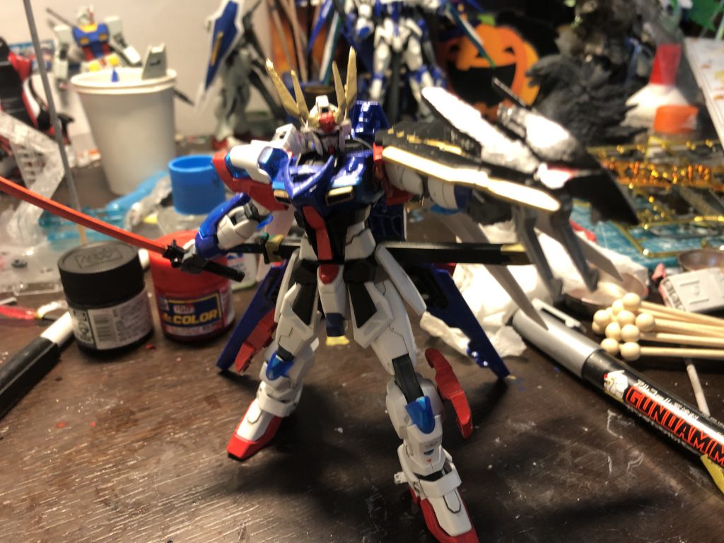 新装備①ドラゴシールド左腕に装備される手持ち型のシールド。口部からはマニピュレーターよりも高威力な火炎放射が出来、攻守一体型の武器となる。またユニコーンガンダムのシールドファンネルのように遠隔操作も可能。