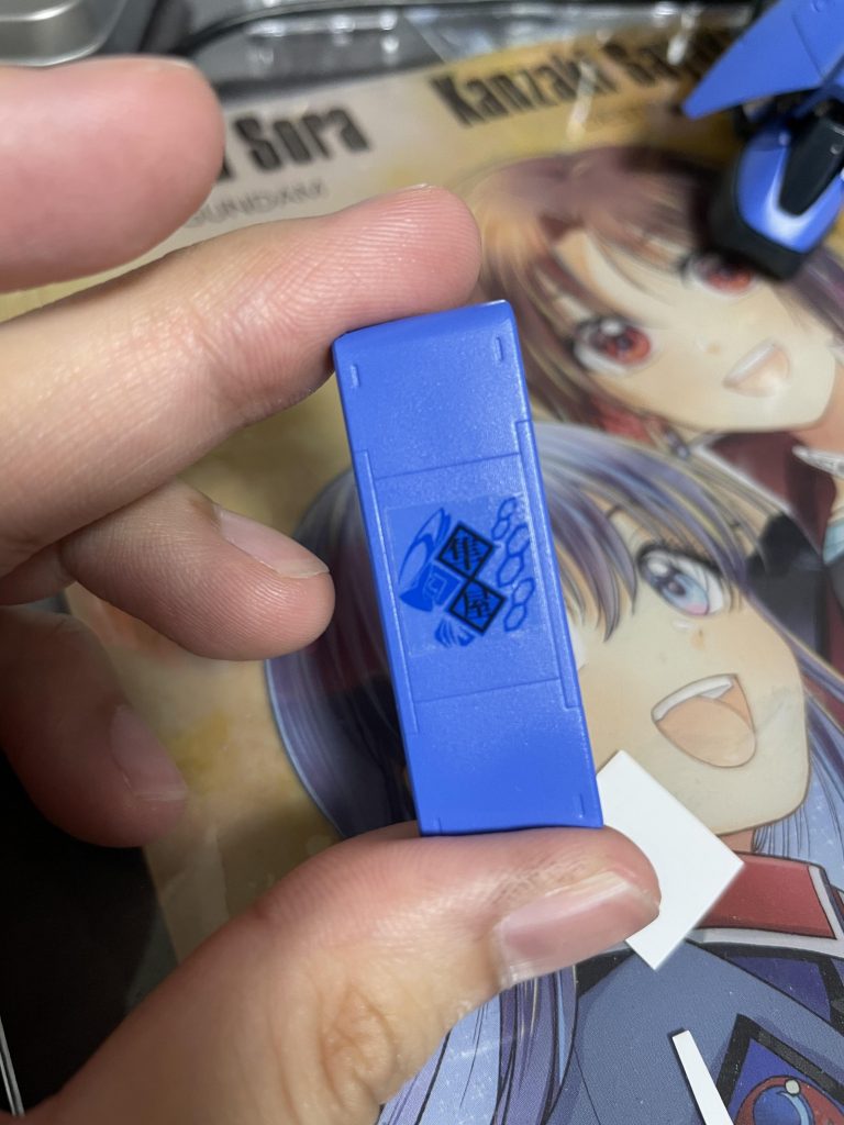 やはりステッカーだけあって厚いですね( ̄▽ ̄;パーツに合わせて切り取るのが1番です(笑)今度はデカールを探して実験してみたいです(≧▽≦)ゞ