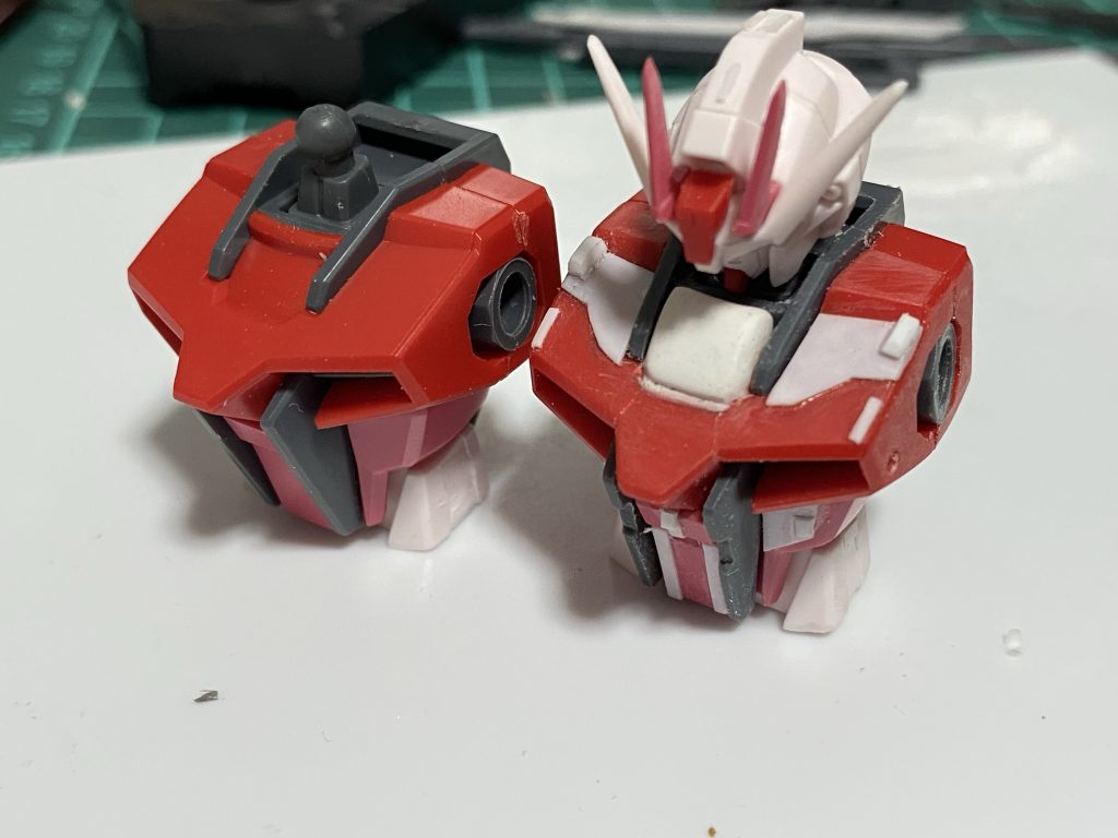 素組み(左)と改造(右)の比較。プラ板切って貼り付けたりスジ彫りしてディティールUP。比較してみると違いがよくわかるかと思います。