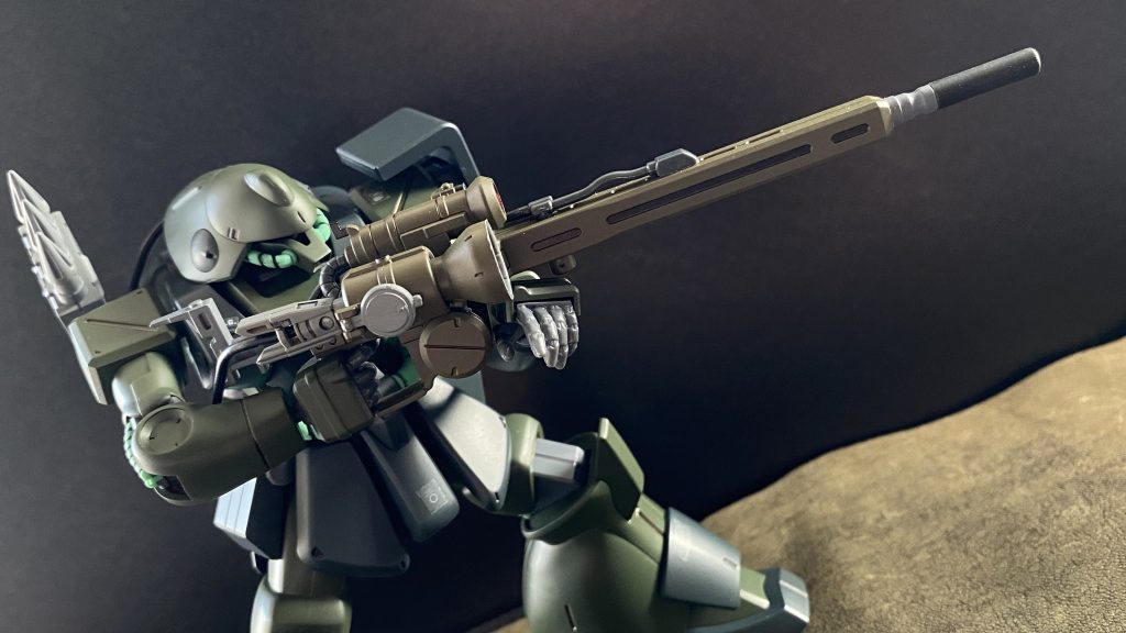 「あ〜ハモンド少尉…なんというか、その、我々にももう少し、撃墜数が欲しいのですが…」　妙に改まった様子でバルベ少尉から通信が入る。同時に隊長の笑い声も聞こえてくる。「わかりました。では次からは脚部を狙います。」「いや、そうじゃねーだろ、動けないヤツをヤッてもつまんねーだろうが」　またお前らの漫才を聞けるとはな、そんな隊長の声を聞きながら、手早くライフルの冷却をチェックする、通信の向こうでなにやらボヤくバルベ少尉を無視し、最近、基地内で話題になっているウワサを隊長に問う。「隊長はどう思いますか。例の新型、たしか、ゼータタイプでしたか…」　