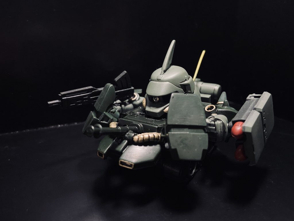 ギラドーガ•マイクロタンクです！ミニ四駆はコースがないと遊びにくいですが、コイツはいつでも走れるぜ！充電式だけど、電池稼働のコントローラーから充電を取るので、結局電池式！結構早いが連続稼働時間は5分！目は相当眩しく色変しながら光る！個体差なのか何故か曲がりながら走る！たまらんぜ‥✨ミニ四駆的なのと戦車ラジコンとベースは違いますが、かなり雰囲気は寄せられたのでは！？走行シーンはTwitterでご確認下さい！